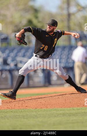 Port Charlotte, FL USA: Pittsburgh Pirates Relief Pitcher Cam Alldred (78) liefert einen Platz während eines Baseballspiels im Frühjahr gegen die Tampa Stockfoto