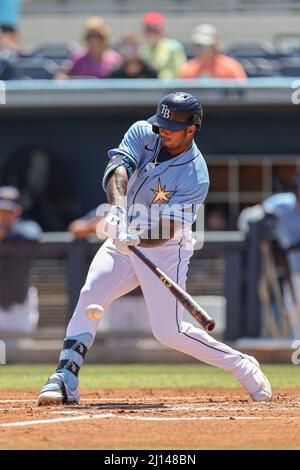 Port Charlotte, FL USA: Tampa Bay Rays Shortstop Wander Franco (5) trifft während eines Baseballspiels im Frühjahr gegen den Pittsburgh P. Stockfoto