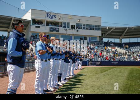 Port Charlotte, FL USA: Die Spieler der Tampa Bay Rays stehen und entfernen ihre Kappen für den Gesang der Nationalhymne während eines Baseballtrainings im Frühjahr Stockfoto