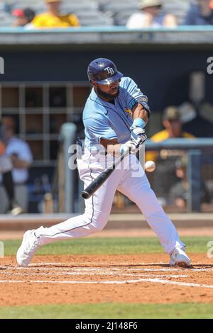 Port Charlotte, FL USA: Tampa Bay Rays Right Fielder Manuel Margot (13) foult während eines Baseballspiels im Frühjahr gegen die Pittsbur Stockfoto