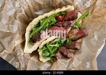 Gyros, Shawarma mit Fleisch und Kräutern, auf Papier Stockfoto