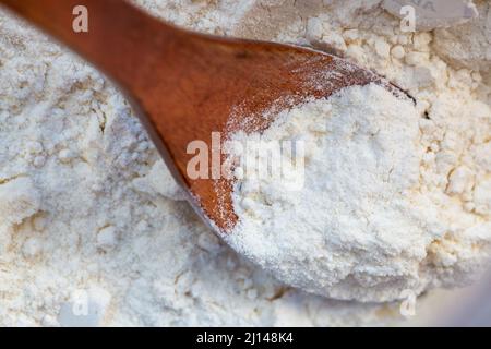 Berlin, Deutschland. 22. März 2022. Ein Löffel ist mit Bio-Weizenmehl Typ 550 gefüllt. Quelle: Fernando Gutierrez-Juarez/dpa-Zentralbild/dpa/Alamy Live News Stockfoto