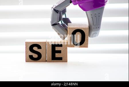 Buchstabenwürfel vor einer Tastatur - SEO. Stockfoto