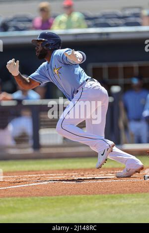 Port Charlotte, FL USA: Tampa Bay Rays Right Fielder Randy Arozarena (56) läuft zum ersten Mal, nachdem er im ersten Inning während eines Frühjahrstrainings gewonnen hat Stockfoto