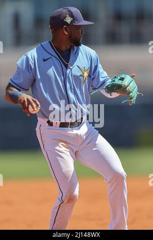 Port Charlotte, FL USA: Tampa Bay wirft den dritten Baseman Vidal Brujan (7) auf und wirft den ersten während eines Baseballspiels im Frühjahr gegen die P Stockfoto