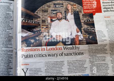 „Die Russen in London, die wohlhabende Putin-Kritiker, hüten sich vor Sanktionen“, Zeitungsartikel von Guardian, 2022. März London England Großbritannien Stockfoto