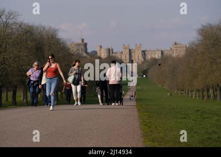 Menschen, die auf dem langen Spaziergang in Windsor, in der Grafschaft von Antshire, spazieren gehen. Bilddatum: Dienstag, 22. März 2022. Stockfoto