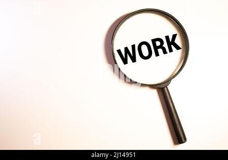 Lupe über dem Wort Job Holzbuchstaben auf gelbem Hintergrund. Draufsicht, flach liegend. Stockfoto