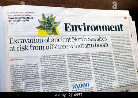 „Ausgrabungen von alten Nordseeplätzen durch Offshore-Windfarm-Boom gefährdet“ Headline-Artikel der Zeitung Environment Guardian 29 March 2022 London UK Stockfoto