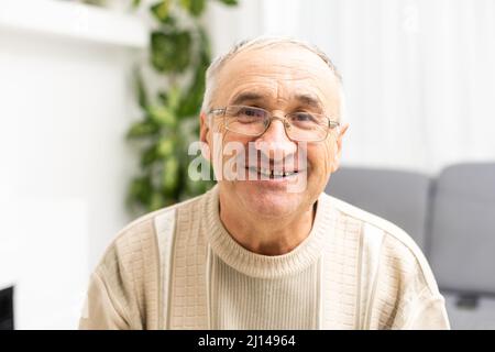 Älterer alter Mann, Porträt mit ernsthafteren Ausdrücken. Stockfoto