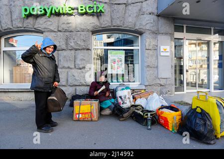 Kiew, Ukraine. 22. März 2022. Die Obdachlose Irla (L), 35, und ihre 62-jährige Gefährtin sind während der neu verhängten 35-Stunden-Ausgangssperre inmitten der russischen Invasion von Habseligkeiten umgeben. Sie sagen, dass sie nirgendwo hingehen können, außer im Falle von Sirenen des Luftangriffs in Schutzräume zu gelangen. (Bild: © Daniel Ceng Shou-Yi/ZUMA Press Wire) Bild: ZUMA Press, Inc./Alamy Live News Stockfoto