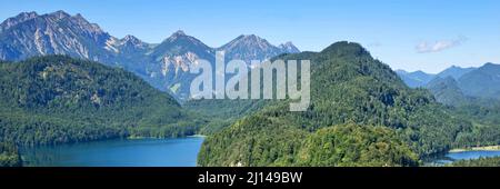 Panorama des Alpsees und der Berge Bayerns, Deutschland Stockfoto