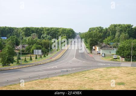 Tschernihiw, Ukraine, 19. Juli 2021. Die Hauptstraße, die an einem sonnigen Morgen von Tschernihiw nach Kiew führt. Autobahn. Abfahrt von Chernigov. Stockfoto