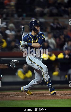 Milwaukee Brewers Outfielder Christian Yelich (22) trifft gegen die San Francisco Giants während eines MLB-Baseballspiels am Montag, 21. März 2022 in Scottsdale, Ariz. (Chris Bernacchi/Image of Sport) Stockfoto