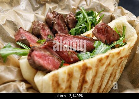 Gyros, Shawarma mit Fleisch und Kräutern, auf Papier Stockfoto