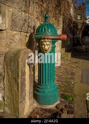 Original viktorianischer gusseiserner Brunnen an der New Road in Robin Hood's Bay, North Yorkshire. Stockfoto