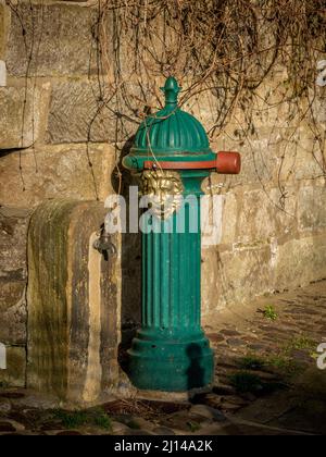 Original viktorianischer gusseiserner Brunnen an der New Road in Robin Hood's Bay, North Yorkshire. Stockfoto