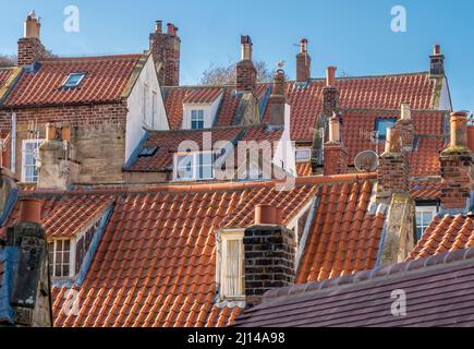 Dächer der Hütte am Meer von Robin Hoods Bay, North Yorkshire. Stockfoto