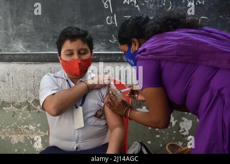 Kalkutta, Indien. 21. März 2022. Westbengalen begann ab dem 21. März 2022 mit der Impfkampagne für Kinder im Alter von 12-14 Jahren in ausgewählten staatlichen Gesundheitszentren und staatlichen Schulen. Die Covid-Impfung für Kinder im Alter von 12-14 Jahren ist der einzige Corbevax-Impfstoff, der angewendet wird. (Foto: Sukhomoy Sen/Pacific Press) Quelle: Pacific Press Media Production Corp./Alamy Live News Stockfoto