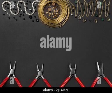Schmuck Handwerkzeuge und Accessoires auf einem schwarzen Schreibtisch mit Kopierfläche Stockfoto