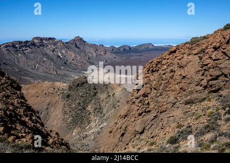 Blick über den Llano de Ucanca vom Aufstieg zum Berg Guajara in der vulkanischen Landschaft des Nationalparks Las Canadas del Teide, Teneriffa, kann Stockfoto