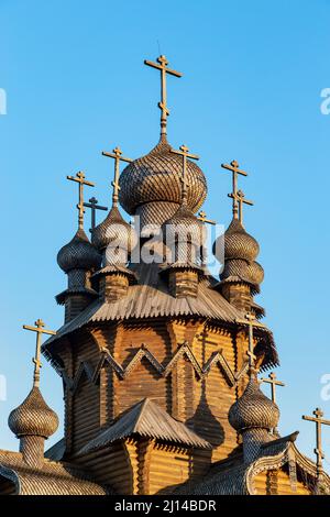 SWJATOGORSK, UKRAINE - 31. OKTOBER 2021: Dies sind Türme und Kuppel der alten Holzkirche der Swjatogorsk Lavra. Stockfoto