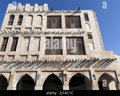 Souq Waqif ist ein Souk in Doha, im Bundesstaat Katar. Der Souk ist bekannt für den Verkauf von traditionellen Kleidungsstücken, Gewürzen, Kunsthandwerk und Souvenirs Stockfoto