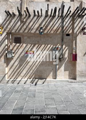 Souq Waqif ist ein Souk in Doha, im Bundesstaat Katar. Der Souk ist bekannt für den Verkauf von traditionellen Kleidungsstücken, Gewürzen, Kunsthandwerk und Souvenirs Stockfoto