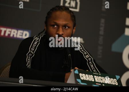 LONDON, Großbritannien - 22. MÄRZ: Craig Richards interagiert mit den Medien während der Pressekonferenz von Buatsi gegen Richards im Gerichtsgebäude Hotel Shoreditch am 22. März 2022 in London, Großbritannien. (Foto von Vianney Le Caer/PxImages) Credit: Px Images/Alamy Live News Stockfoto