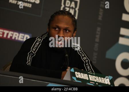 LONDON, Großbritannien - 22. MÄRZ: Craig Richards interagiert mit den Medien während der Pressekonferenz von Buatsi gegen Richards im Gerichtsgebäude Hotel Shoreditch am 22. März 2022 in London, Großbritannien. (Foto von Vianney Le Caer/PxImages) Credit: Px Images/Alamy Live News Stockfoto