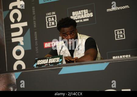 LONDON, Großbritannien - 22. MÄRZ: Joshua Buatsi interagiert mit den Medien während der Pressekonferenz von Buatsi gegen Richards am 22. März 2022 im Courthouse Hotel Shoreditch in London, Großbritannien. (Foto von Vianney Le Caer/PxImages) Credit: Px Images/Alamy Live News Stockfoto