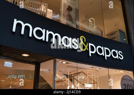 Belfast, Großbritannien – 20. Februar 2022: Das Schild für den Mamas&Papas-Laden in Belfast, Nordirland. Stockfoto