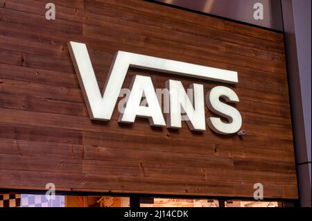 Belfast, Großbritannien - 20. Februar 2022: Das Schild für den Vans-Laden im Victoria Squar Shopping Centre in Belfast, Nordirland. Stockfoto