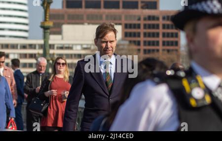 London, England, Großbritannien. 22. März 2022. Tobias ELLWOOD, Vorsitzender des Verteidigungsausschusses des Unterhauses, wird nach der Zeremonie zum 5.. Jahrestag des Terroranschlags auf die Westminster Bridge gesehen. Elwood, ein ehemaliger Soldat, war am Tatort und hatte versucht, dem Polizisten zu helfen, der während der Bewachung des britischen parlaments erstochen wurde. (Bild: © Tayfun Salci/ZUMA Press Wire) Bild: ZUMA Press, Inc./Alamy Live News Stockfoto