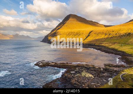 Das kleine Dorf Gjogv liegt am Hang des Berges auf der Insel Eysturoy. Schöne Bucht mit Strand.Färöer Inseln. Stockfoto