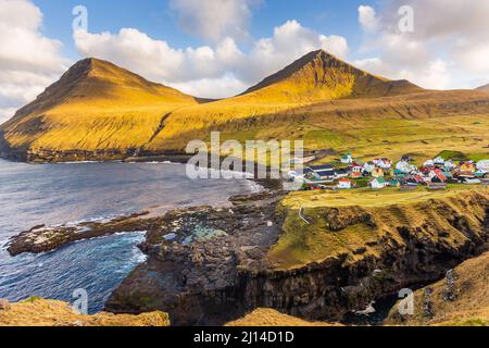 Das kleine Dorf Gjogv liegt am Hang des Berges auf der Insel Eysturoy. Schöne Bucht mit Strand.Färöer Inseln. Stockfoto