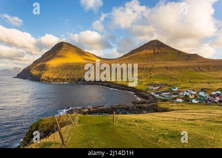 Das kleine Dorf Gjogv liegt am Hang des Berges auf der Insel Eysturoy. Schöne Bucht mit Strand.Färöer Inseln. Stockfoto