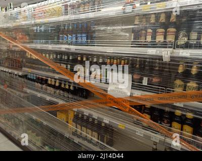 Slawske, Ukraine. 20. März 2022. Lücken in einem Regal in einem Supermarkt im Karpatendorf in der Westukraine. Insbesondere Tee und Konserven sind gefragt. (To dpa 'Peaceful life in a country under Attack') Quelle: Andreas Stein/dpa/Alamy Live News Stockfoto