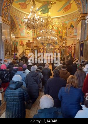 Slawske, Ukraine. 20. März 2022. Die Kirchenbesucher beten für den Frieden in der Ukraine in der Kirche Mariä Himmelfahrt, der griechisch-katholischen Kirche im karpaatischen Dorf in der Westukraine. (To dpa 'das friedliche Leben in dem Land unter Beschuss') Quelle: Andreas Stein/dpa/Alamy Live News Stockfoto