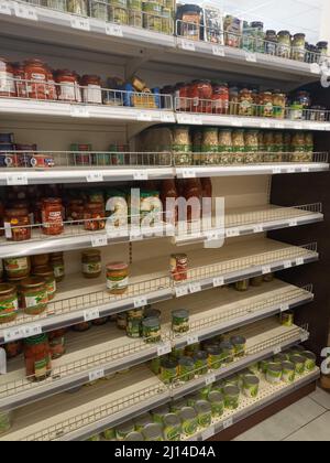 Slawske, Ukraine. 20. März 2022. Lücken in einem Regal in einem Supermarkt im Karpatendorf in der Westukraine. Insbesondere Tee und Konserven sind gefragt. (To dpa 'Peaceful life in a country under Attack') Quelle: Andreas Stein/dpa/Alamy Live News Stockfoto