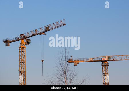 Berlin, Deutschland. 21. März 2022. Baukräne leuchten im Licht der aufgehenden Sonne golden. Quelle: Fernando Gutierrez-Juarez/dpa-Zentralbild/dpa/Alamy Live News Stockfoto