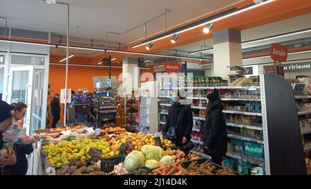 Slawske, Ukraine. 20. März 2022. Lücken in einem Regal in einem Supermarkt im Karpatendorf in der Westukraine. Insbesondere Tee und Konserven sind gefragt. (To dpa 'Peaceful life in a country under Attack') Quelle: Andreas Stein/dpa/Alamy Live News Stockfoto