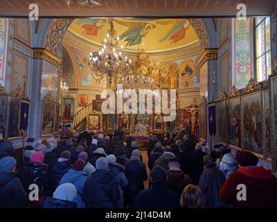 Slawske, Ukraine. 20. März 2022. Die Kirchenbesucher beten für den Frieden in der Ukraine in der Kirche Mariä Himmelfahrt, der griechisch-katholischen Kirche im karpaatischen Dorf in der Westukraine. (To dpa 'das friedliche Leben in dem Land unter Beschuss') Quelle: Andreas Stein/dpa/Alamy Live News Stockfoto