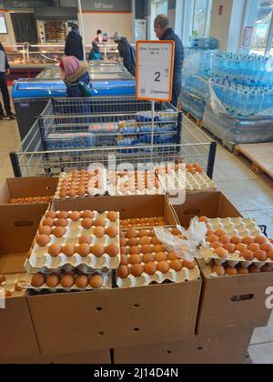 Slawske, Ukraine. 20. März 2022. Lücken in einem Regal in einem Supermarkt im Karpatendorf in der Westukraine. Insbesondere Tee und Konserven sind gefragt. (To dpa 'Peaceful life in a country under Attack') Quelle: Andreas Stein/dpa/Alamy Live News Stockfoto