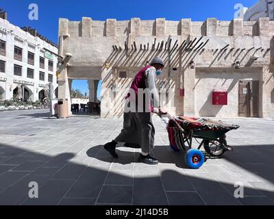 Souq Waqif ist ein Souk in Doha, im Bundesstaat Katar. Der Souk ist bekannt für den Verkauf von traditionellen Kleidungsstücken, Gewürzen, Kunsthandwerk und Souvenirs Stockfoto