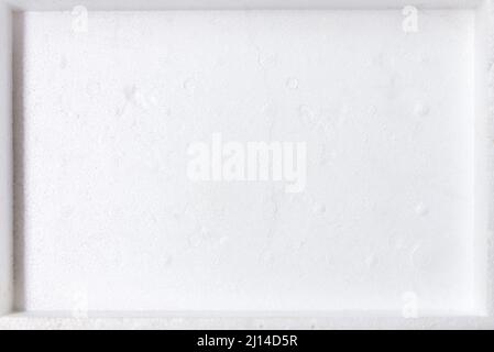 Nahaufnahme des Schaumstoffkastendeckels zur Abdeckung der Plasitc-Box, um die frischen Meeresfrüchte auf dem lokalen Markt nahe dem Meer zu enthalten, Vorderansicht für den Hintergrund. Stockfoto