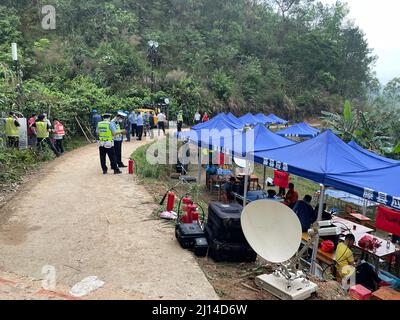 (220322) -- NANNING, 22. März 2022 (Xinhua) -- Foto, das mit einem Mobiltelefon aufgenommen wurde, zeigt das temporäre Hauptquartier der Rettungsarbeiten für einen Flugzeugabsturz im Landkreis Tengxian, südchinesische Autonome Region Guangxi Zhuang, 22. März 2022. Die Boeing 737 von China Eastern Airlines mit 132 Personen an Bord, Die von Kunming nach Guangzhou abreiste, stürzte um 2:38 Uhr in eine bergige Gegend in der Nähe des Dorfes Molang im Landkreis Tengxian in der Stadt Wuzhou ein und verursachte einen Bergbrand, wie die regionale Notfallverwaltungsabteilung mitteilte. Die Rettung ist im Gange. (Xinhua/Zho Stockfoto