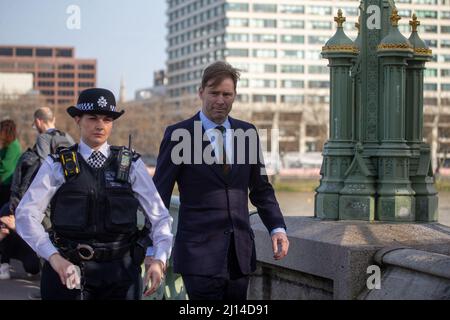 London, England, Großbritannien. 22. März 2022. Tobias ELLWOOD, Vorsitzender des Verteidigungsausschusses des Unterhauses, wird nach der Zeremonie zum 5.. Jahrestag des Terroranschlags auf die Westminster Bridge gesehen. Elwood, ein ehemaliger Soldat, war am Tatort und hatte versucht, dem Polizisten zu helfen, der während der Bewachung des britischen parlaments erstochen wurde. (Bild: © Tayfun Salci/ZUMA Press Wire) Bild: ZUMA Press, Inc./Alamy Live News Stockfoto