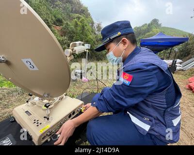 (220322) -- NANNING, 22. März 2022 (Xinhua) -- ein Foto, das mit einem Mobiltelefon aufgenommen wurde, zeigt einen Mitarbeiter, der ein Kommunikationsgerät an einer Flugzeugabsturzstelle im Bezirk Tengxian, südchinesische Autonome Region Guangxi Zhuang, aufstellte, 22. März 2022. Die Boeing 737 von China Eastern Airlines mit 132 Personen an Bord, Die von Kunming nach Guangzhou abreiste, stürzte um 2:38 Uhr in eine bergige Gegend in der Nähe des Dorfes Molang im Landkreis Tengxian in der Stadt Wuzhou ein und verursachte einen Bergbrand, wie die regionale Notfallverwaltungsabteilung mitteilte. Die Rettung ist im Gange. (Xinhua Stockfoto