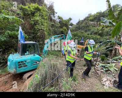 (220322) -- NANNING, 22. März 2022 (Xinhua) -- Foto mit einem Mobiltelefon zeigt einen Bagger, der einen Weg zu einem Flugzeugabsturz im Landkreis Tengxian, südchinesische Autonome Region Guangxi Zhuang, öffnet, 22. März 2022. Die Boeing 737 von China Eastern Airlines mit 132 Personen an Bord, Die von Kunming nach Guangzhou abreiste, stürzte um 2:38 Uhr in eine bergige Gegend in der Nähe des Dorfes Molang im Landkreis Tengxian in der Stadt Wuzhou ein und verursachte einen Bergbrand, wie die regionale Notfallverwaltungsabteilung mitteilte. Die Rettung ist im Gange. (Xinhua/Zhou Hua) Stockfoto